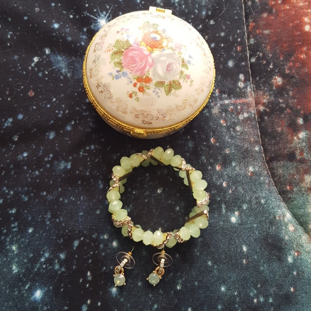 Bracelet and earrings set with mini jewelry box